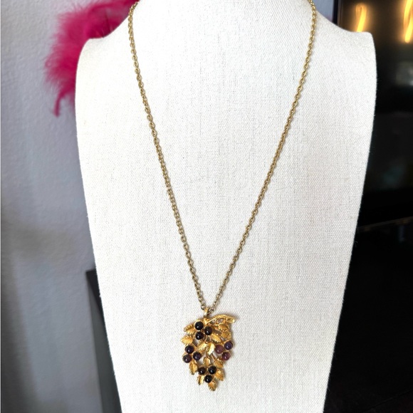 Vintage Grapes and Leaves Gold Pendant Necklace - Picture 5 of 9
